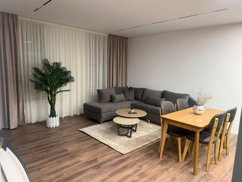 Appartamento 2+1 in affitto  Indirizzo: Jordan Misja  3° piano  Arredato  1 posto auto  Prezzo: 800€