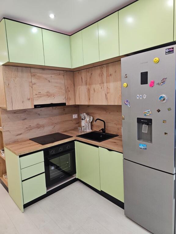 Jepet me Qera Apartament 2+1 Durres, Stacioni i Trenit, me pamje nga deti