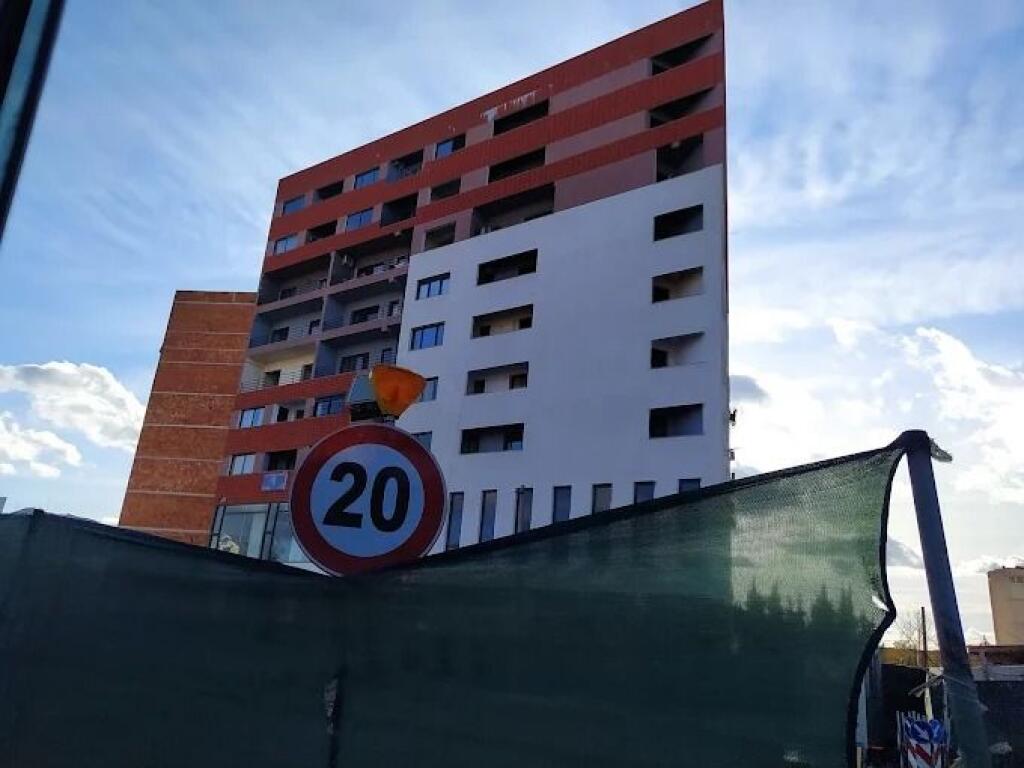 Shitet apartament 2+1 tek Unaza  e Re!