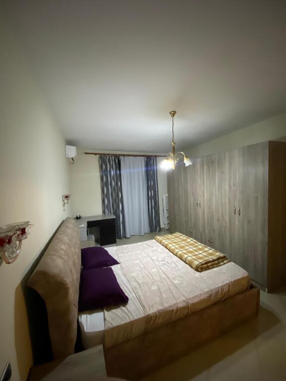 🏢Nella zona di Oxhaku, vicino alla Moschea Xhura, si affitta un appartamento 1+1 arredato. 40.000 Leke    