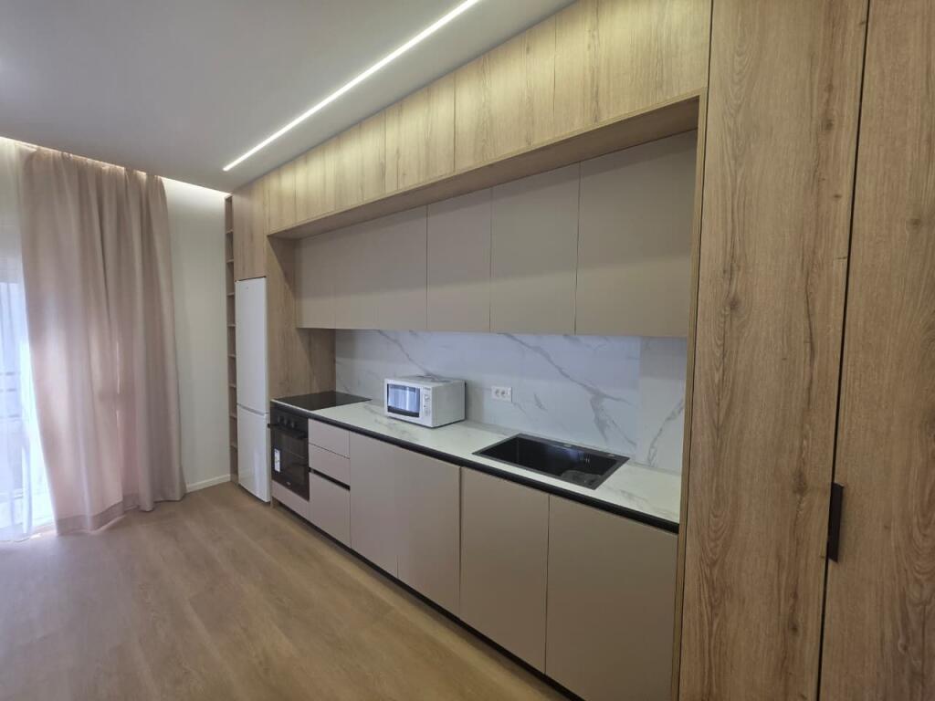 Shitet Apartament 1+1 – Plazh -Iliria , DurrësShitet Apartament 1+1 – Plazh -Iliria , Durrës  📍 Vendndodhja: Zona e Plazhit, Durrës 📐 Sipërfaqe: 60 m² 🏢 Kati: 6 (pallat i ri me ashensor)  Apartament i mobiluar dhe i investuar totalisht, me punime cilësore dhe pajisje të reja. Organizim komod 1+1, i përshtatshëm për banim ose investim me qira. Orientim i mirë dhe zonë me të gjitha facilitetet pranë.  ✅ Mobilim modern ✅ Çdo gjë e re, gati për banim ✅ Pallat me ashensor ✅ Mundësi e mirë investimi  📞 Për më shumë informacion ose vizitë në pronë, na kontaktoni!