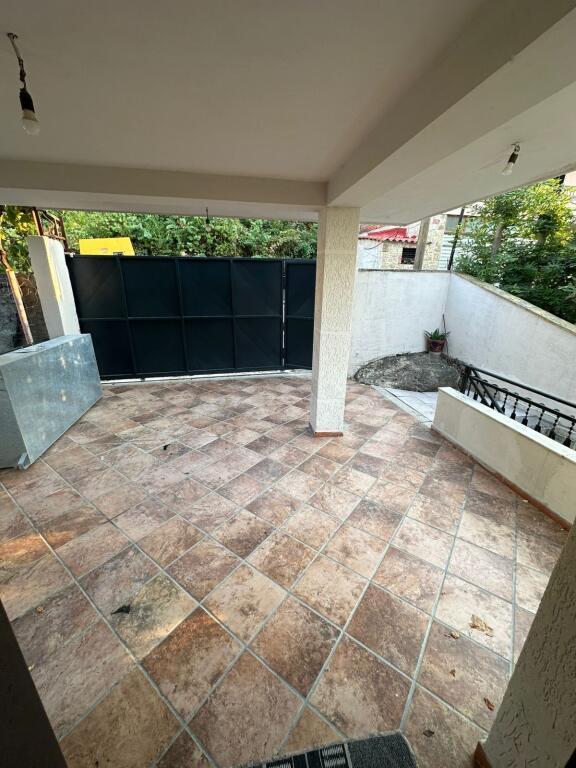 📣 AFFITTO Appartamento 2+1 Con Parcheggio 📍 Kombinat Via "Fejzi Hoxha" ✨   🏠 Casa Privata  🛋️ Arredato  👉 Cucina Separata   💶 Prezzo 350 Euro