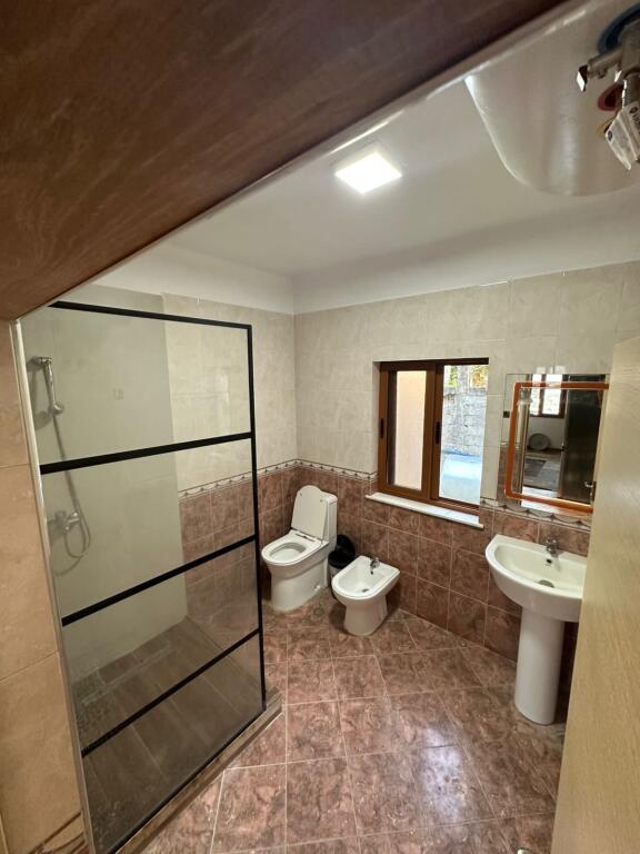 📣 AFFITTO Appartamento 2+1 Con Parcheggio 📍 Kombinat Via "Fejzi Hoxha" ✨   🏠 Casa Privata  🛋️ Arredato  👉 Cucina Separata   💶 Prezzo 350 Euro