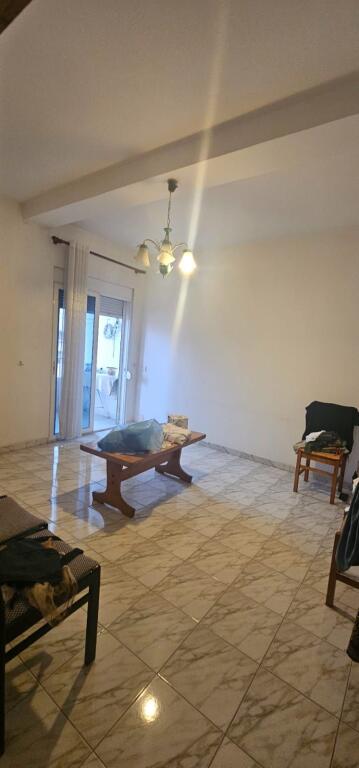 JEPET ME QIRA APARTAMENT 3+1+2 TUALETE + POST PARKIMI | PRANË MARKATËS FRUTA-PERIME