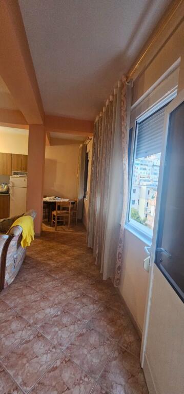 JEPET ME QIRA APARTAMENT 3+1+2 TUALETE + POST PARKIMI | PRANË MARKATËS FRUTA-PERIME