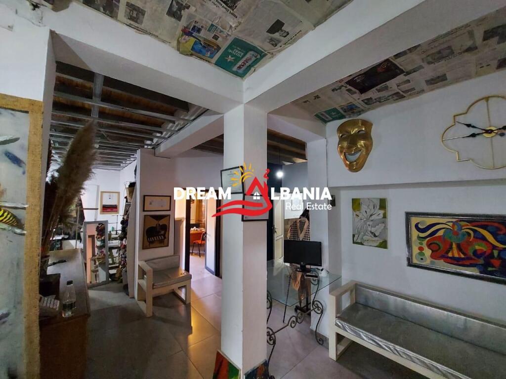 Ambjent buze rruge me qera tek Myslym Shyri, prane Credins Bank ,ne Tirane (ID 4251204)