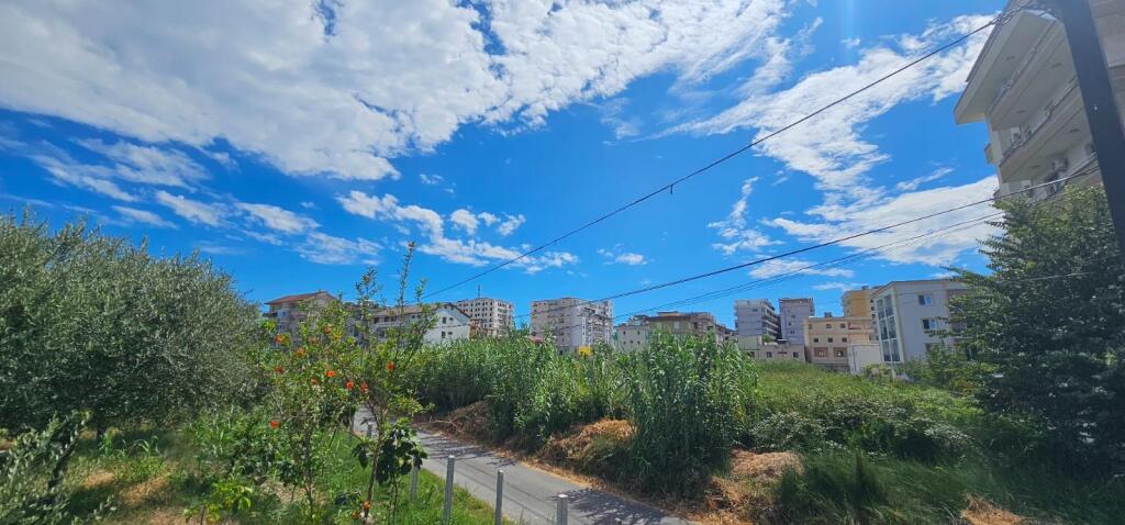 Shitet Tokë Truall në zonën Iliria, mbi shina – Durrës