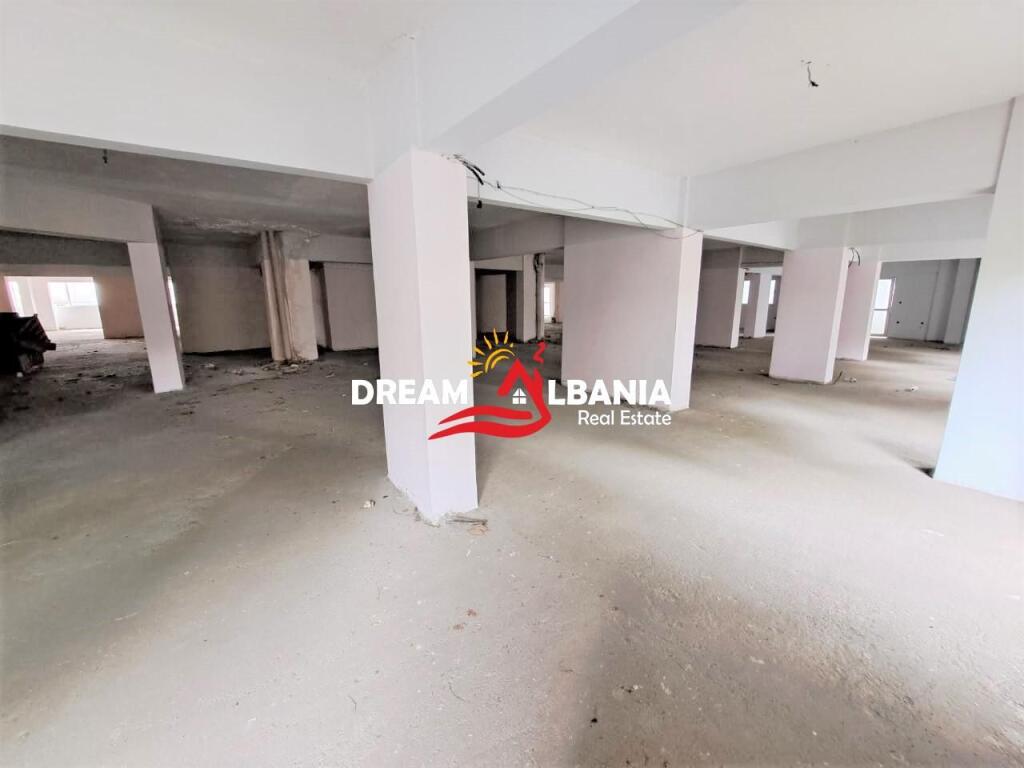 Ambient dublex me qera ne rrugen Dritan Hoxha ne afersi te Procredit Bank ne Tirane (ID 4261881)
