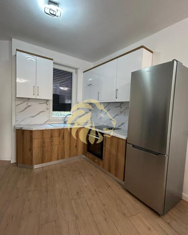 🏡 APARTAMENT ME QERA – DIELL, KOMODITET DHE SIGURI NË ZEMËR TË TIRANËS!