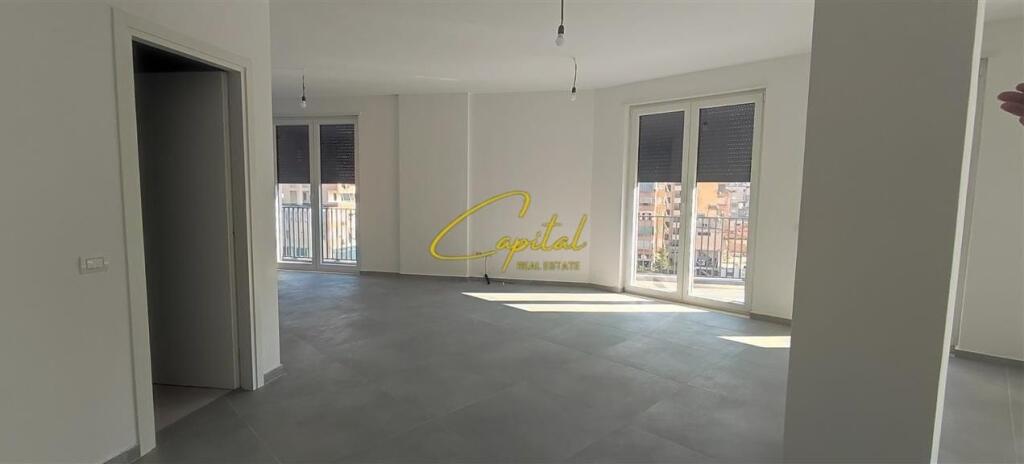 AMBIENTE COMMERCIALE IN AFFITTO 220 M2 CENTRO 2.500 EURO