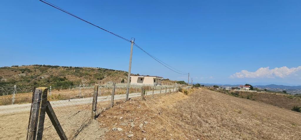 🏡 Shiten 2 shtëpi private + tokë kodrinore 9,000 m² ne Maskuri pranë Pjezës