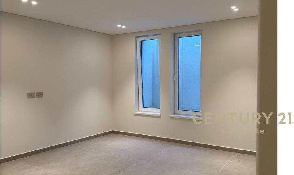 SHESIM VILE EKSKLUZIVE NE ROLLING HILL 2.