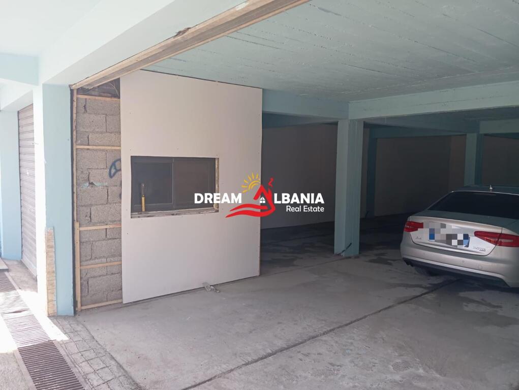 Ambjent me qera prane Qendres Tregtare QTU ne Tirane (ID 4281171)