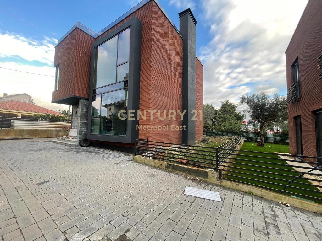 SHITET VILE MODERNE 3-KATESHE ME KOPESHT PRIVAT NE NJE ZONE REZIDENCIALE NE FARKE 550,000 €