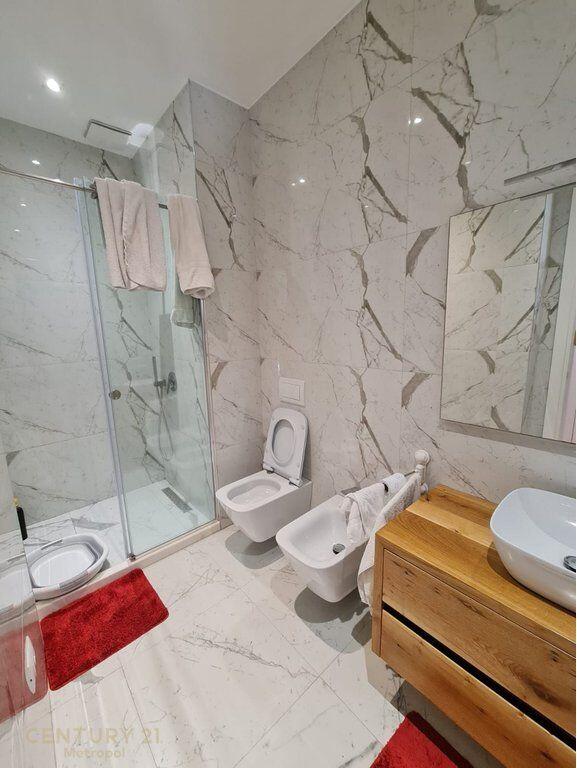 Shitet apartament 3+1 prane Tegut 430,000 €