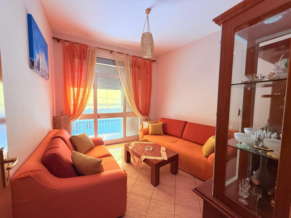 🏠 Apartament me qira 3+1 – Rruga e Barrikadave, Tiranë