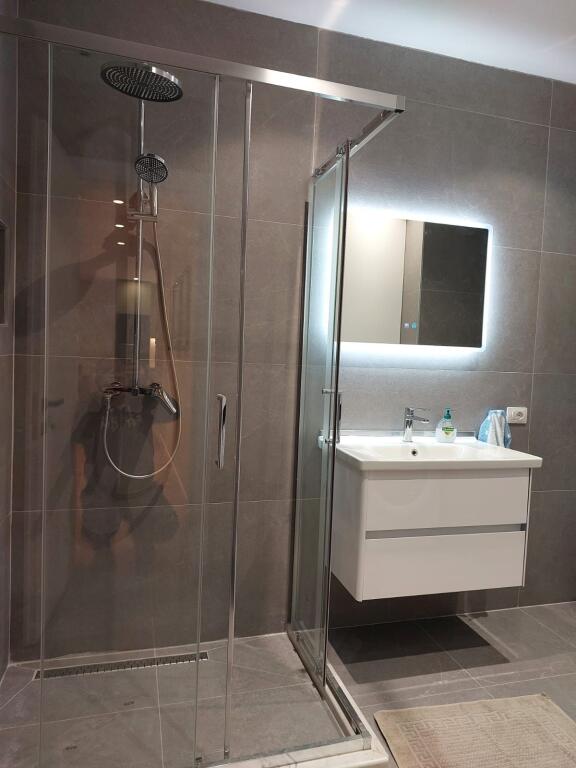 Jepet me qera apartament 2+1, 1 banjo, 1 ballkon te rruga e Elbasanit