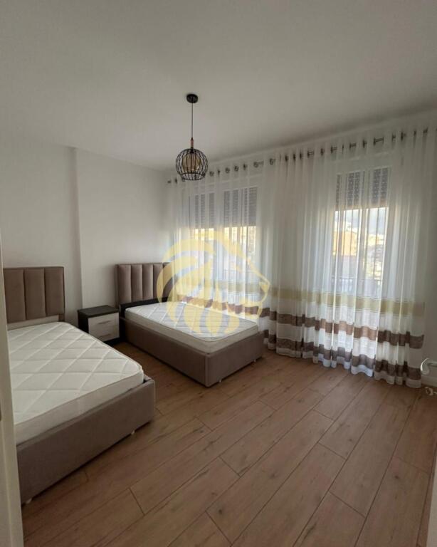 🏡 APARTAMENT ME QERA – DIELL, KOMODITET DHE SIGURI NË ZEMËR TË TIRANËS!