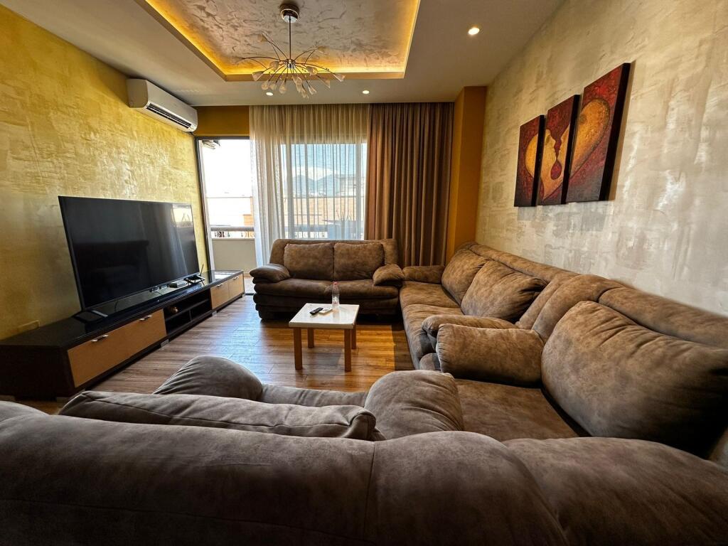 Apartament 3+1 per qira te Rruga e Kosovareve