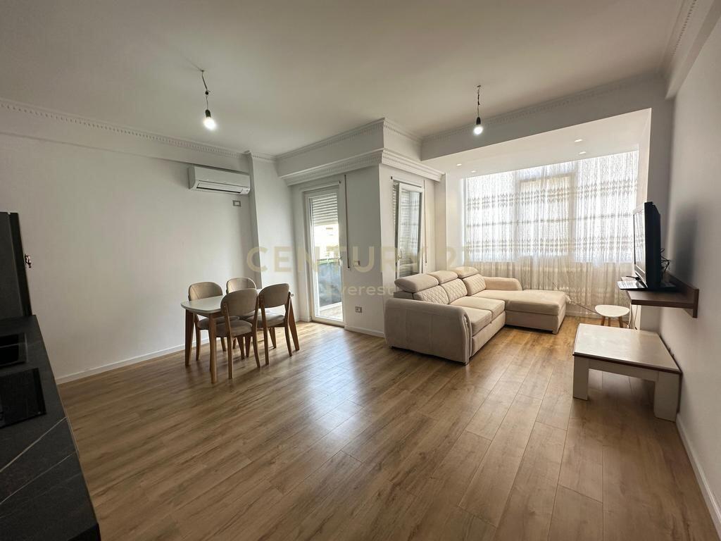 shitet apartament 2+1 tek Marteniteti i Ri .