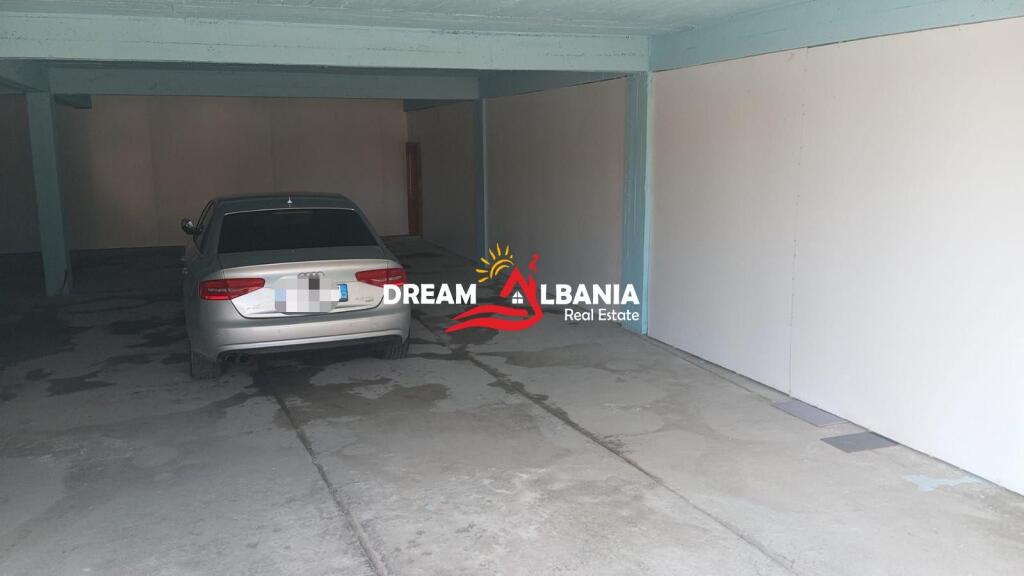 Ambjent me qera prane Qendres Tregtare QTU ne Tirane (ID 4281171)