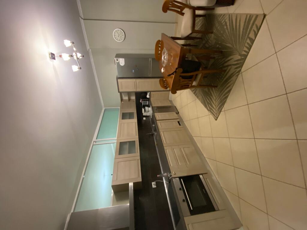 2+1,i mobiluar ,rruga peti liqeni i thate,cmimi 450 euro,ofrohet dhe parkim 70 euro