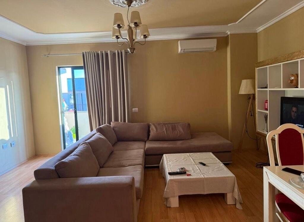 Jepet me qera apartament 1+1 ne yzberisht