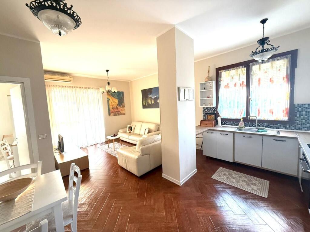 JEPET APARTAMENT ME QERA 2+1 PRANE GJYKATES DURRES