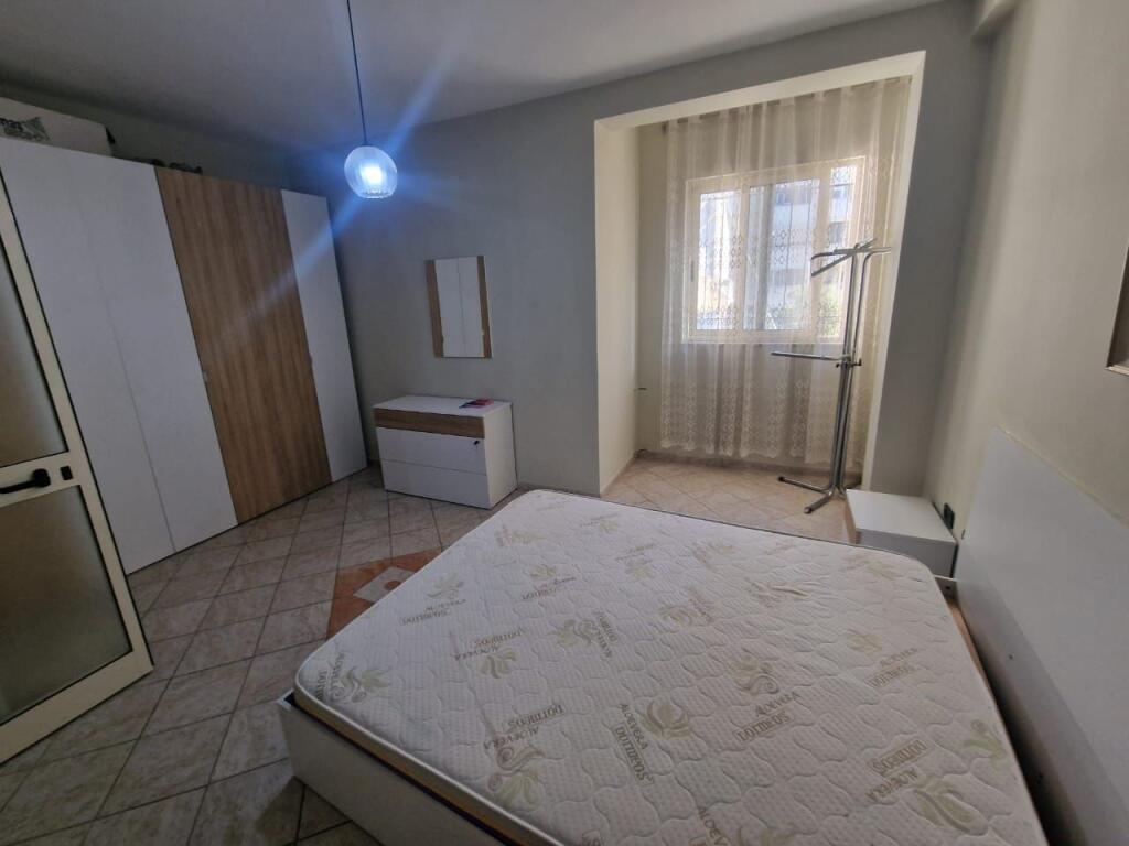 Apartament 1+1 me qira tek Xhamia tek Rruga e Kavajes