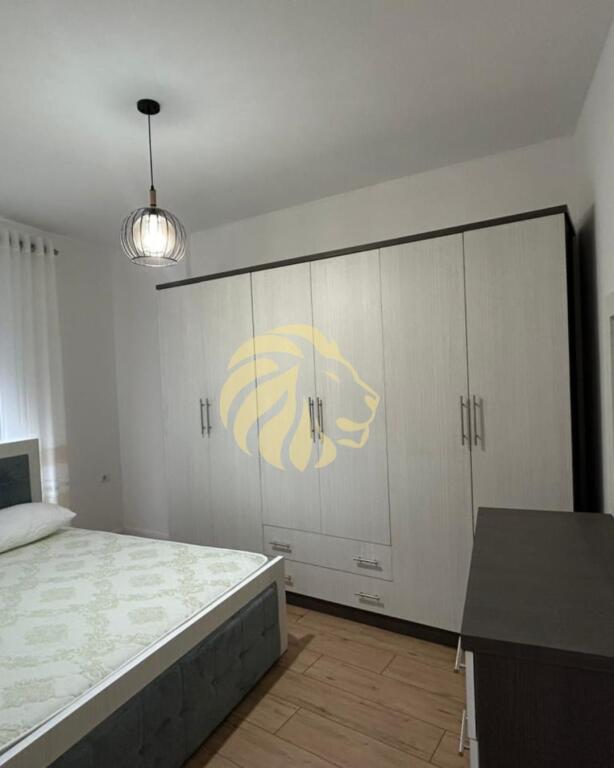 🏡 APARTAMENT ME QERA – DIELL, KOMODITET DHE SIGURI NË ZEMËR TË TIRANËS!
