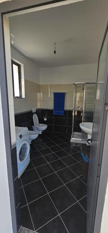 🏡 Shiten 2 shtëpi private + tokë kodrinore 9,000 m² ne Maskuri pranë Pjezës