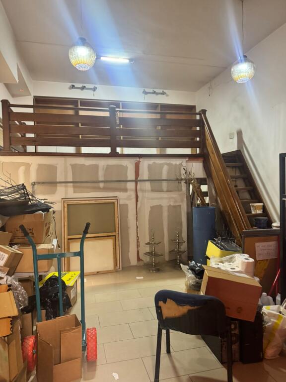 ZYRE ME QERA 30 M2 RRUGA KAVAJES 35.000 LEKE