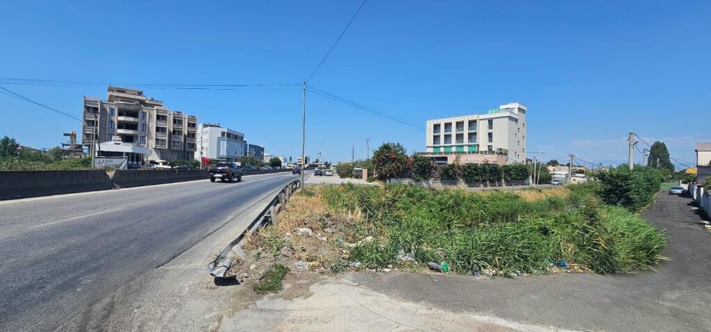 🏡 Shitet Shtëpi  + Tokë 📌 Autostrada Durrës – Tiranë, pranë karburantit Kastrati