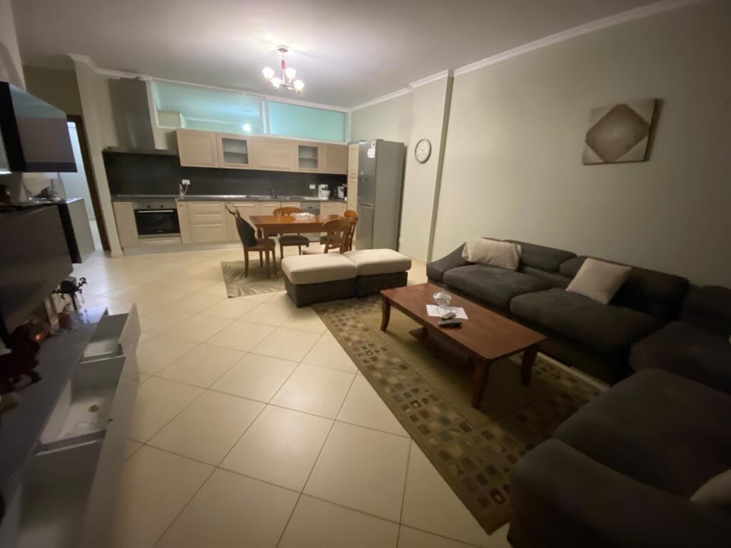 2+1,i mobiluar ,rruga peti liqeni i thate,cmimi 450 euro,ofrohet dhe parkim 70 euro