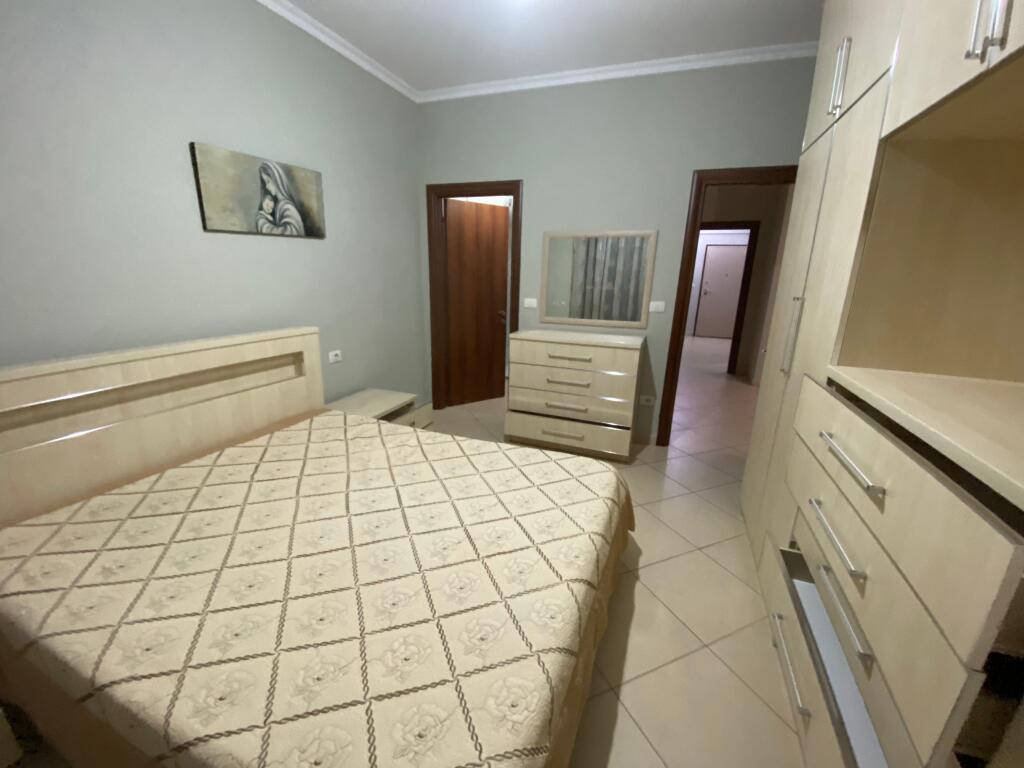 2+1,i mobiluar ,rruga peti liqeni i thate,cmimi 450 euro,ofrohet dhe parkim 70 euro