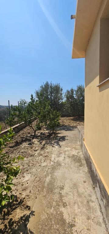 🏡 Shiten 2 shtëpi private + tokë kodrinore 9,000 m² ne Maskuri pranë Pjezës