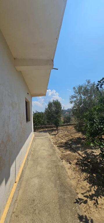 🏡 Shiten 2 shtëpi private + tokë kodrinore 9,000 m² ne Maskuri pranë Pjezës