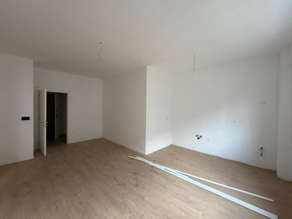 Apartament 1+1 per shitje tek Liqeni i Thate.