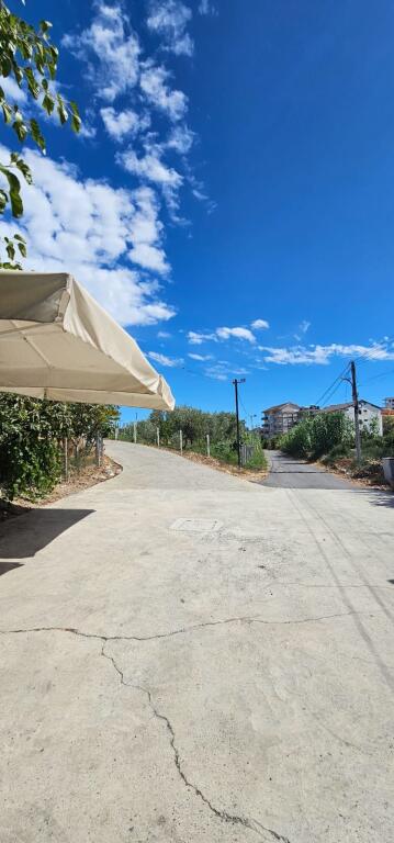 Shitet Tokë Truall në zonën Iliria, mbi shina – Durrës