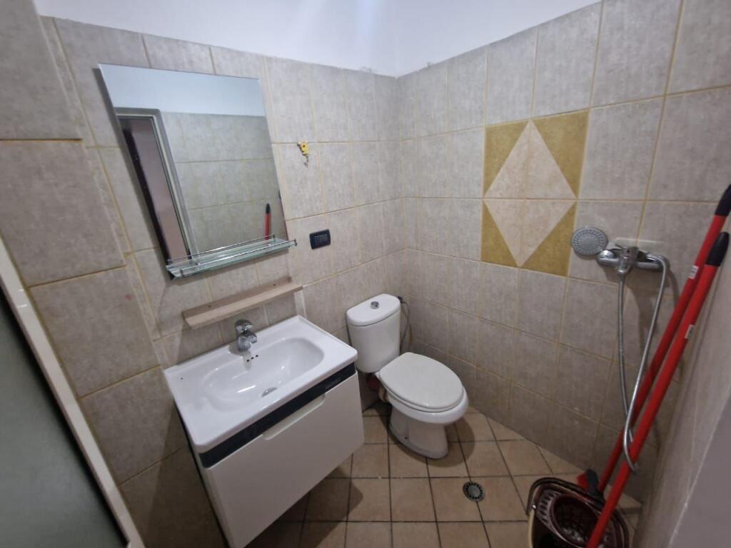 Apartament 1+1 me qira tek Xhamia tek Rruga e Kavajes