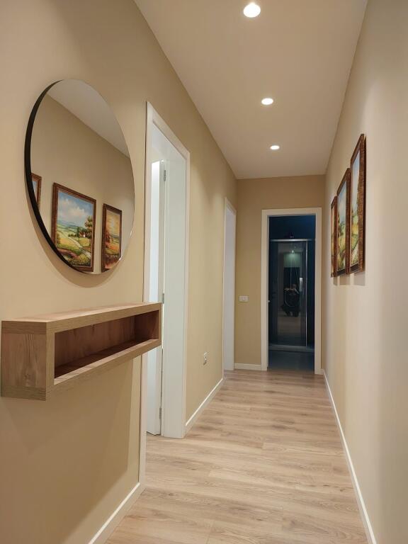 Jepet me qera apartament 2+1, 1 banjo, 1 ballkon te rruga e Elbasanit