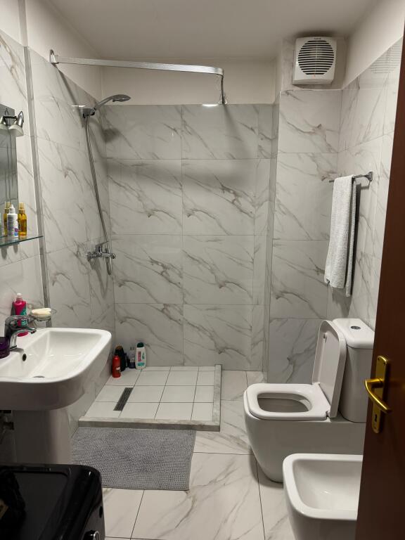 Apartament 2+1 per shitje tek Kristal Center.