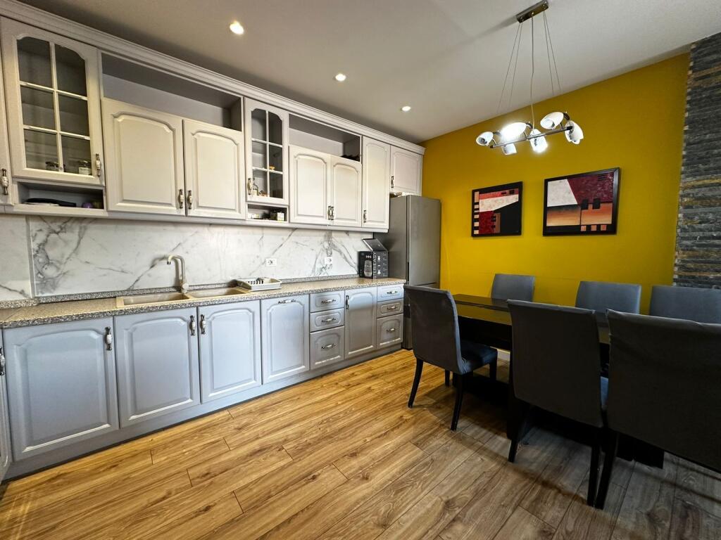 Apartament 3+1 per qira te Rruga e Kosovareve