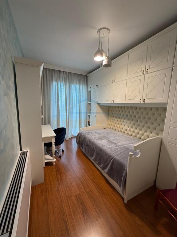 Shitet Apartament 3+1+2+2 Poste Parkimi, Rruga e Elbasanit