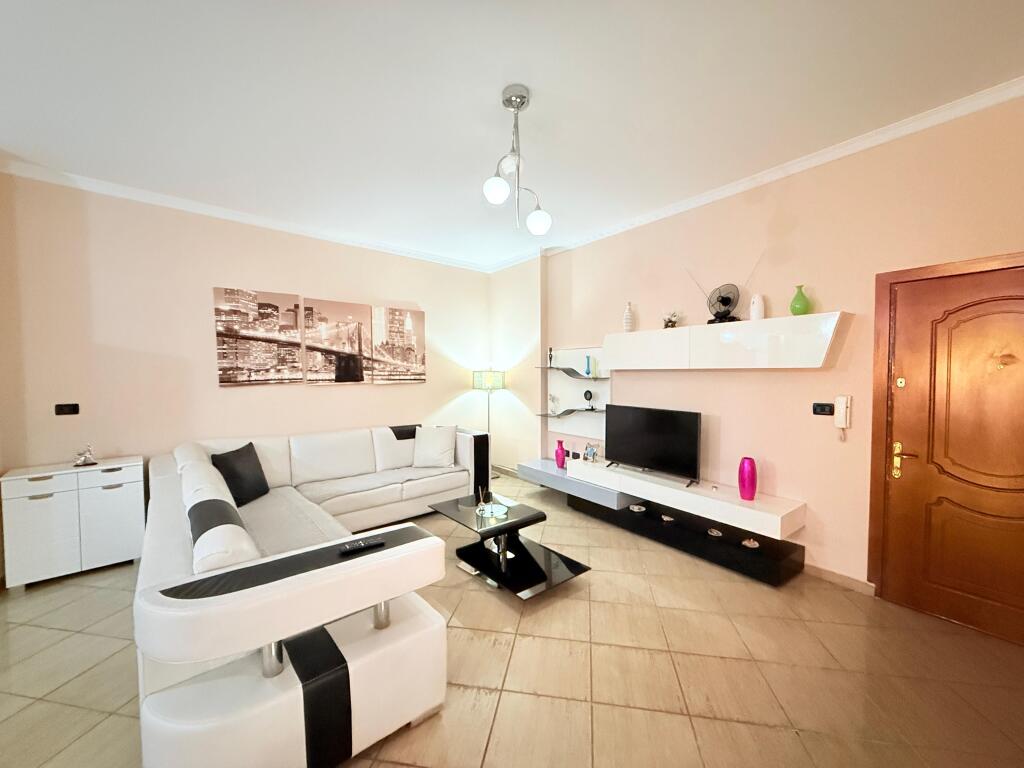 🏠 Apartament me qira 3+1 – Rruga e Barrikadave, Tiranë