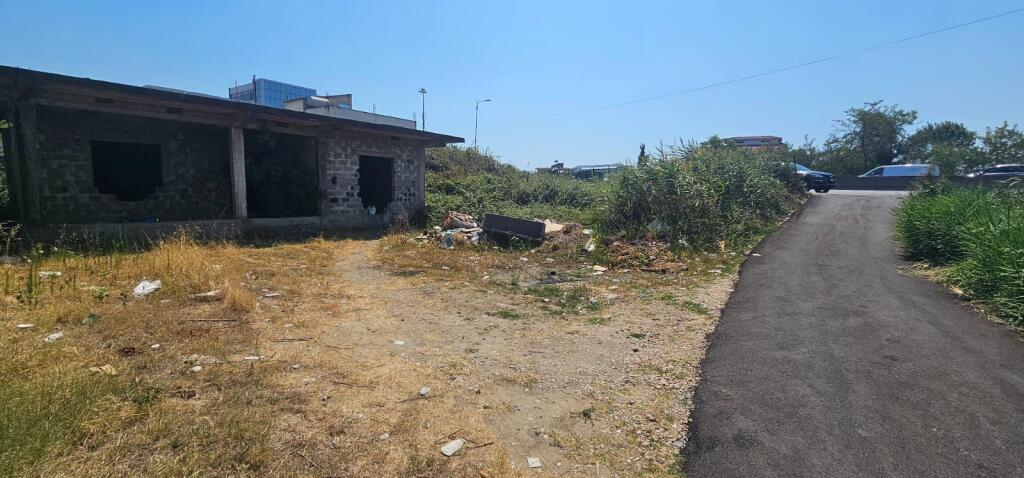 🏡 Shitet Shtëpi  + Tokë 📌 Autostrada Durrës – Tiranë, pranë karburantit Kastrati