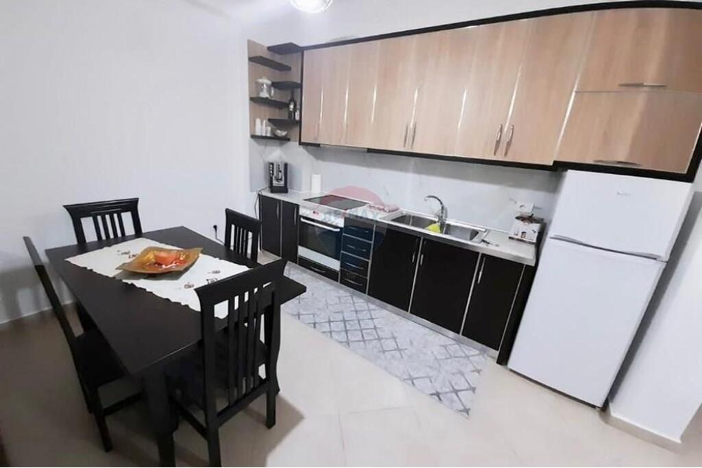 APARTAMENT 2+1 PËR QIRA Afër Spitalit Amerikan 3