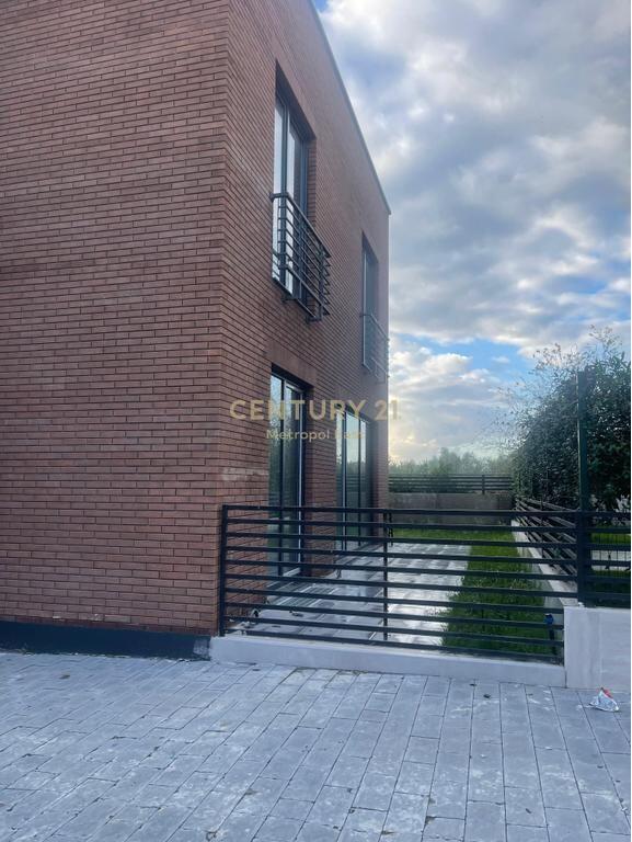 SHITET VILE MODERNE 3-KATESHE ME KOPESHT PRIVAT NE NJE ZONE REZIDENCIALE NE FARKE 550,000 €