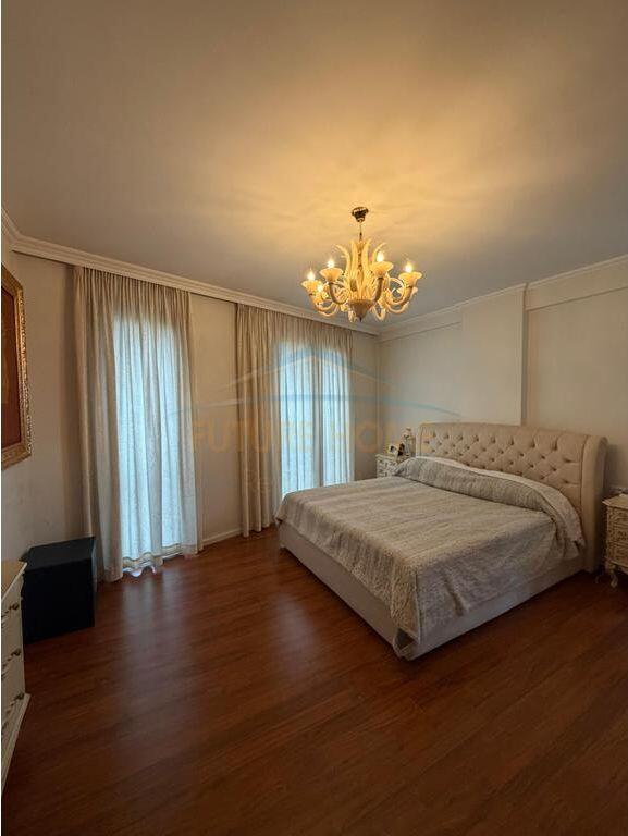 Shitet Apartament 3+1+2+2 Poste Parkimi, Rruga e Elbasanit