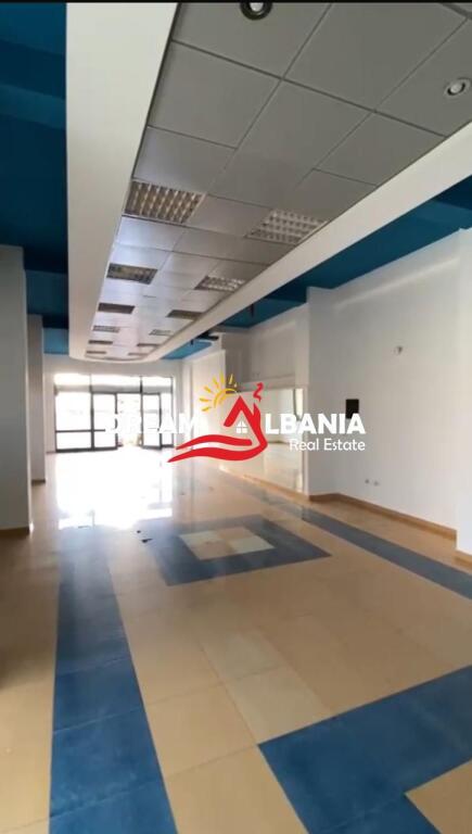 Locale commerciale in affitto in Via Riza Cerova, a Tirana (ID 42711085)